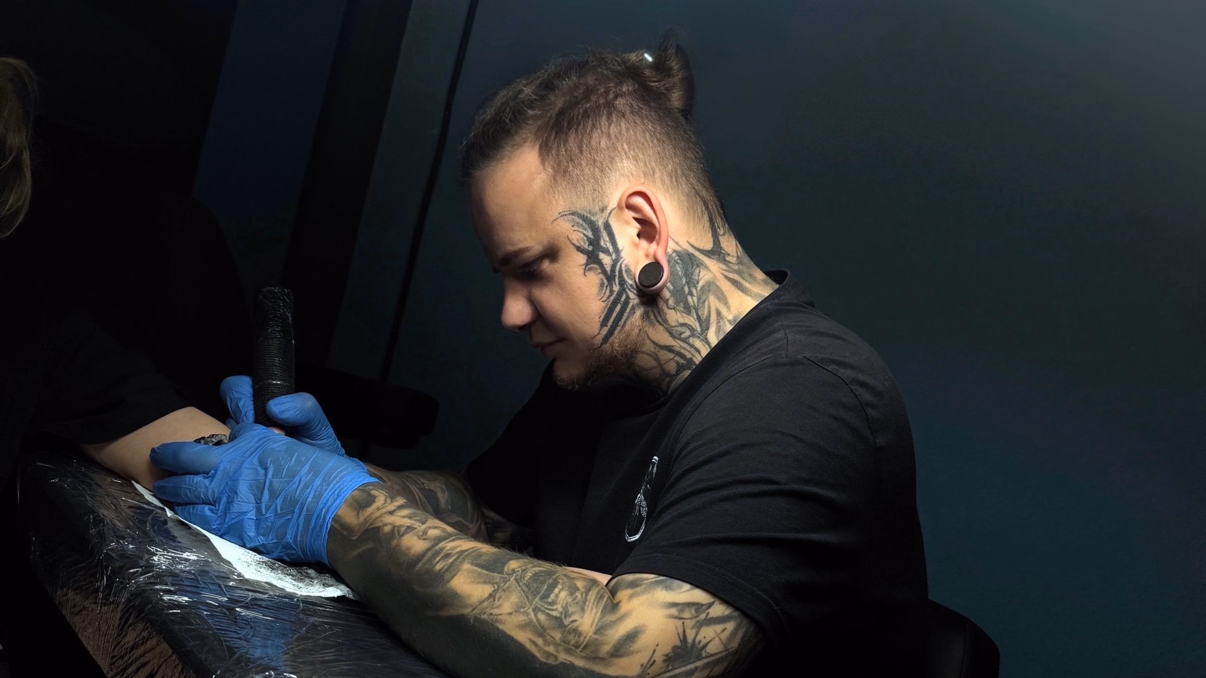 Tim kümmert sich ums Geld und lernt das Tätowieren. Foto: Mückenstich-Tattoo