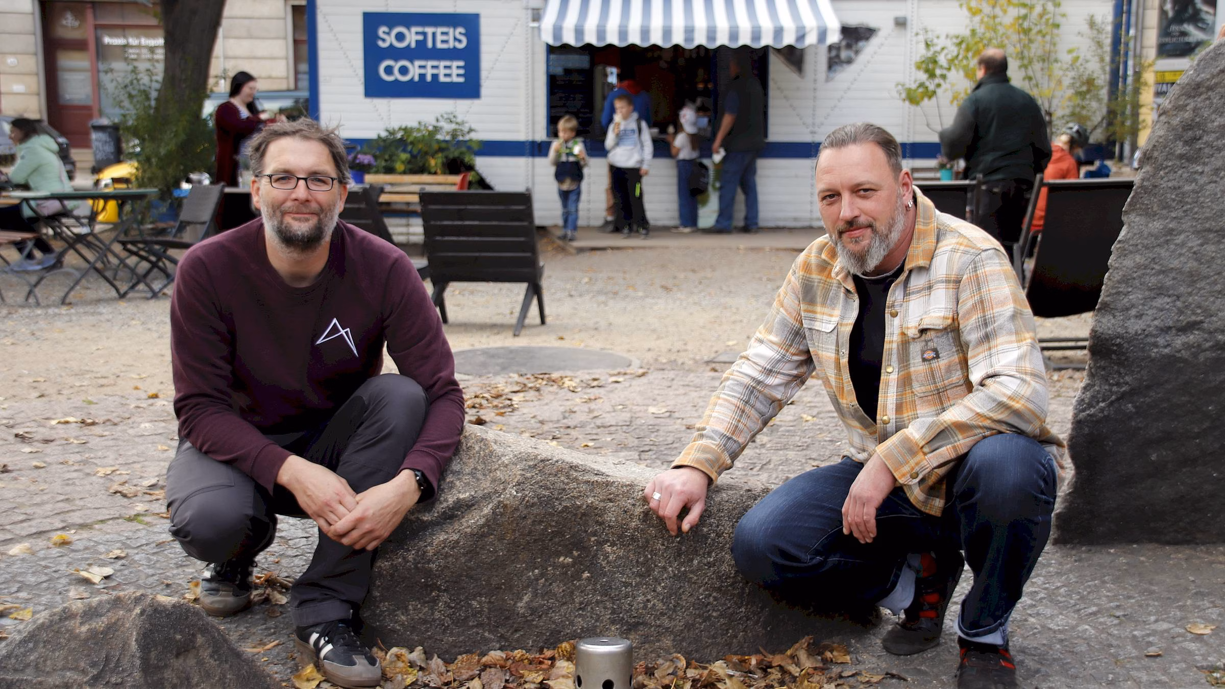 Sascha Förster von Pro Pieschen und Martin Petzold wollen, dass der Brunnen wieder sprudelt. Foto: J. Frintert