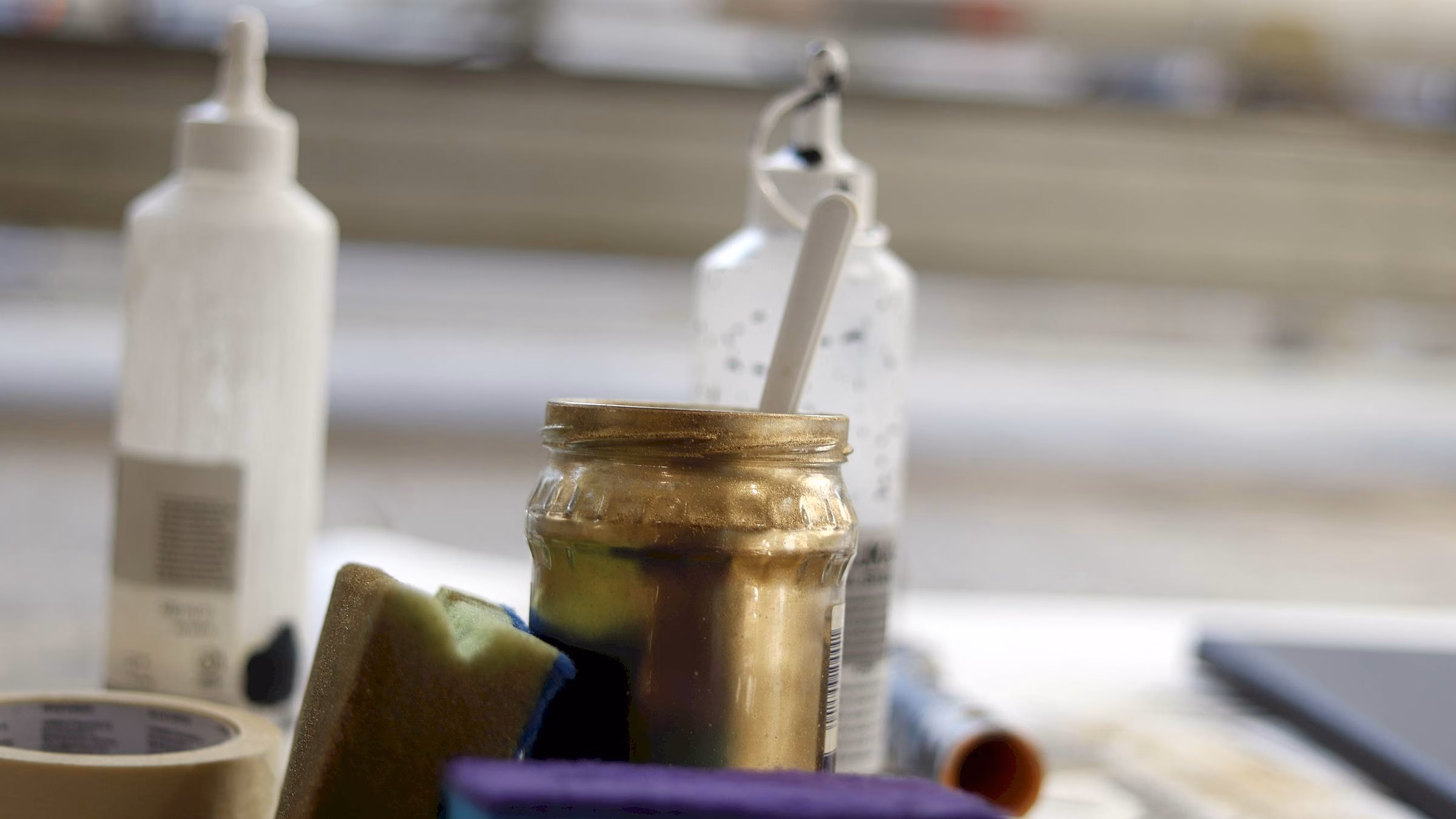 Die gelaserten Werke werden mit Farbe händisch verziert. Foto: Anton Launer