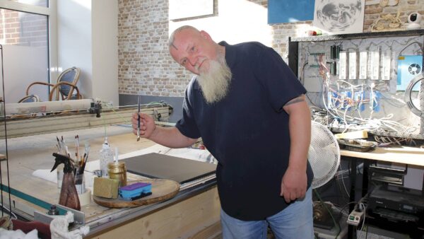 Mit KI, Laser und jeder Menge Handarbeit. Künstler Nico Niese in seinem Atelier. Foto: Anton Launer