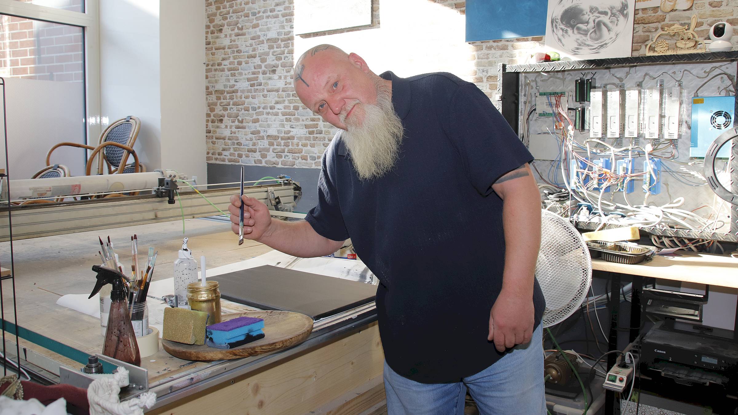 Mit KI, Laser und jeder Menge Handarbeit. Künstler Nico Niese in seinem Atelier. Foto: Anton Launer
