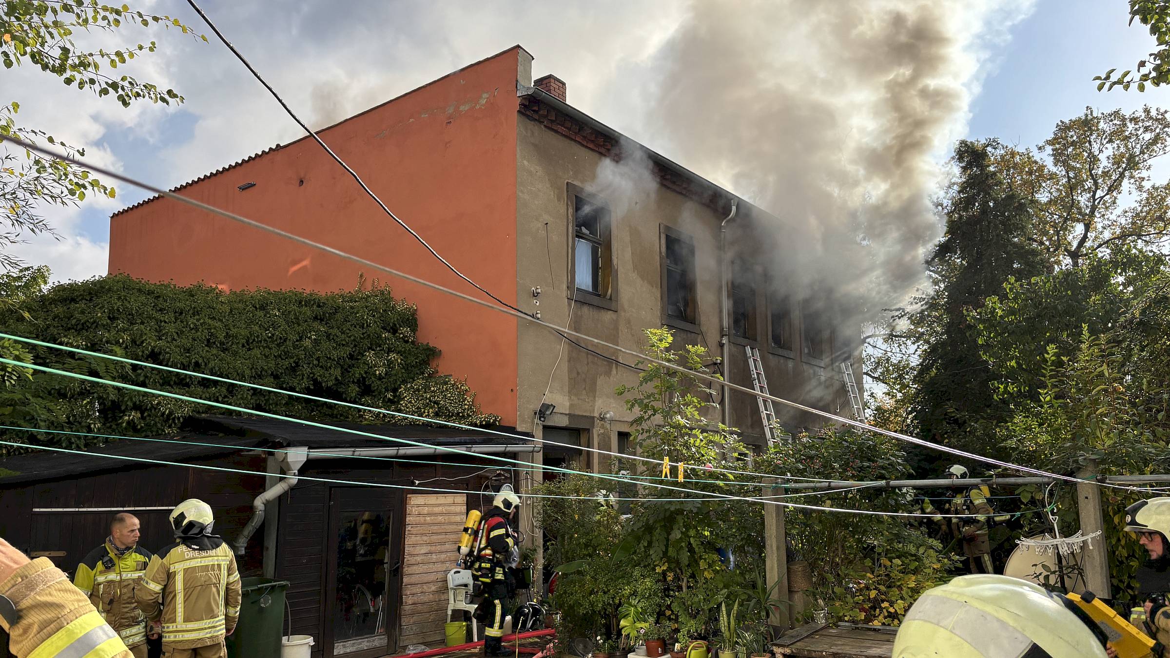 An der Cottbusser Straße in Dresden-Trachau hat ein Wohnhaus gebrannt. Foto: R. Halkasch