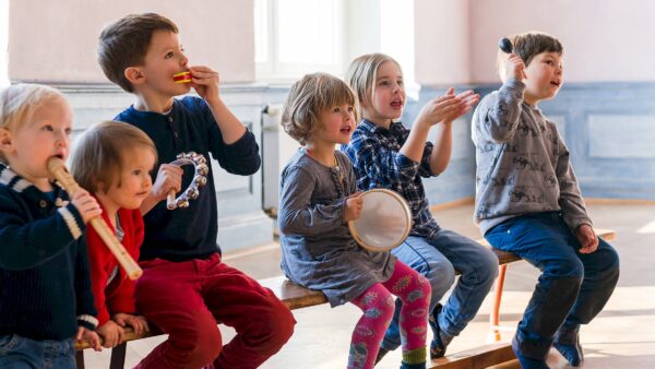 Das Trio Pinheiro lädt Kinder und Familien auf eine musikalische Entdeckungsreise ein. Foto: PR