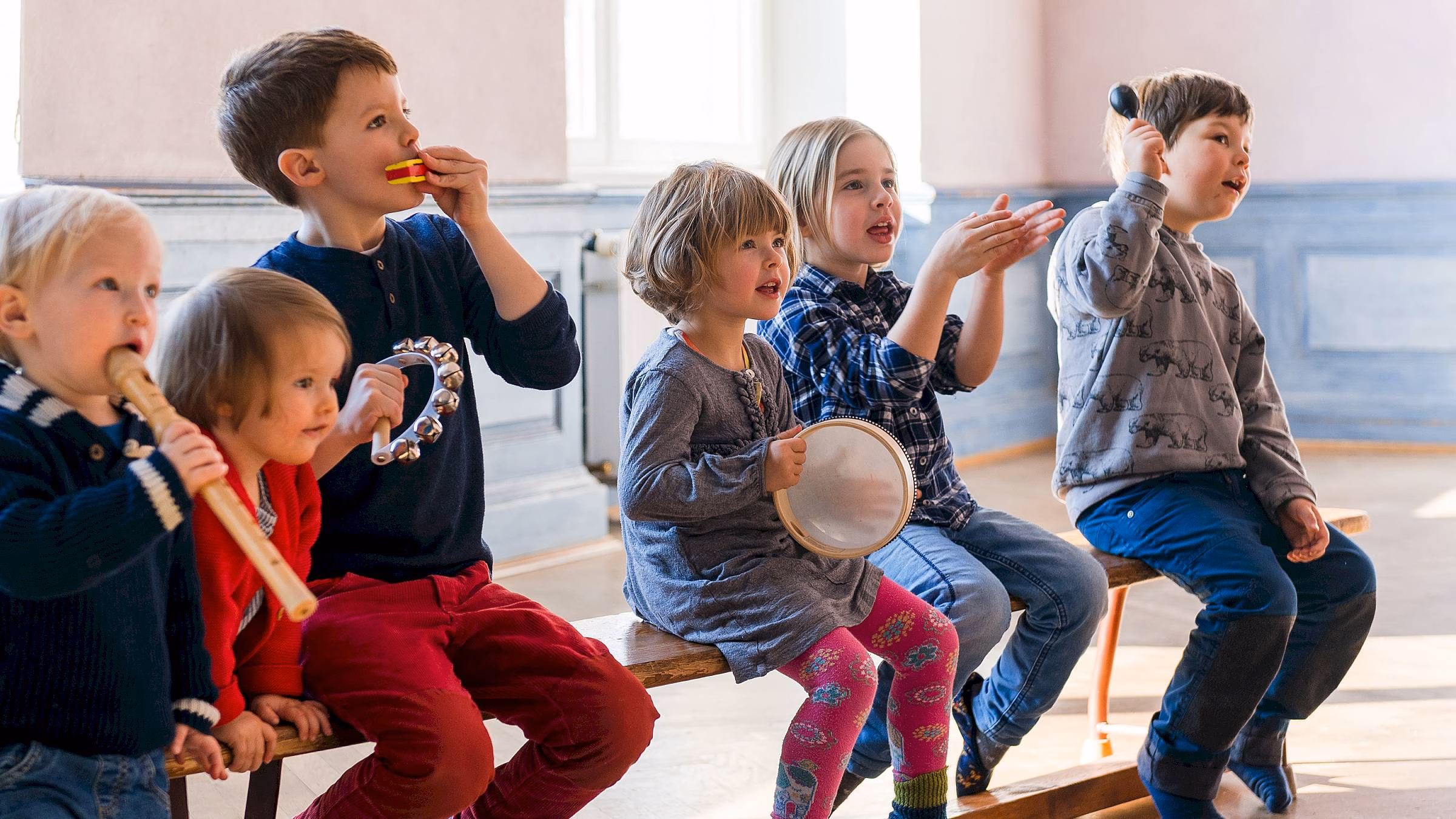 Das Trio Pinheiro lädt Kinder und Familien auf eine musikalische Entdeckungsreise ein. Foto: PR