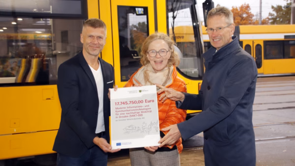 Sachsens Verkehrsministerin Regina Kraushaar (CDU) übergab den Förderbescheid an die DVB-Vorstände Lars Seiffert (l.) und Andreas Hemmersbach im Straßenbahnhof Trachenberge. Foto: J. Frintert