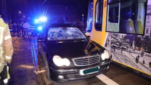 Zwei Fußgänger wurden schwer verletzt, bei Auto und Straßenbahn die Frontscheibe beschädigt. Foto: R. Halkasch