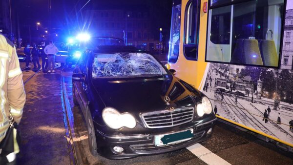 Zwei Fußgänger wurden schwer verletzt, bei Auto und Straßenbahn die Frontscheibe beschädigt. Foto: R. Halkasch